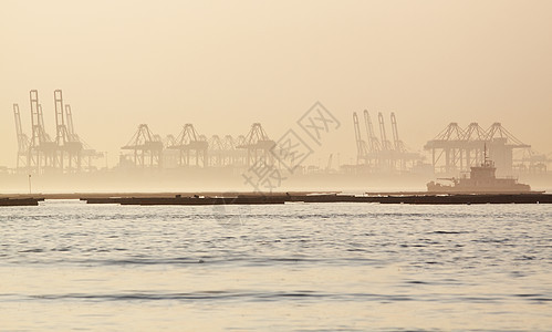 雾雾的清晨集装箱起重机天际港口货物码头场景商业海岸线运输薄雾船运图片