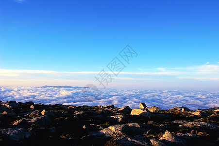 云层粉色戏剧性晴天阳光日出多云岩石天空场景蓝色图片