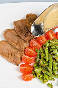 烤牛肉舌豆子美食盘子蔬菜炙烤餐厅午餐叶子木头香菜图片