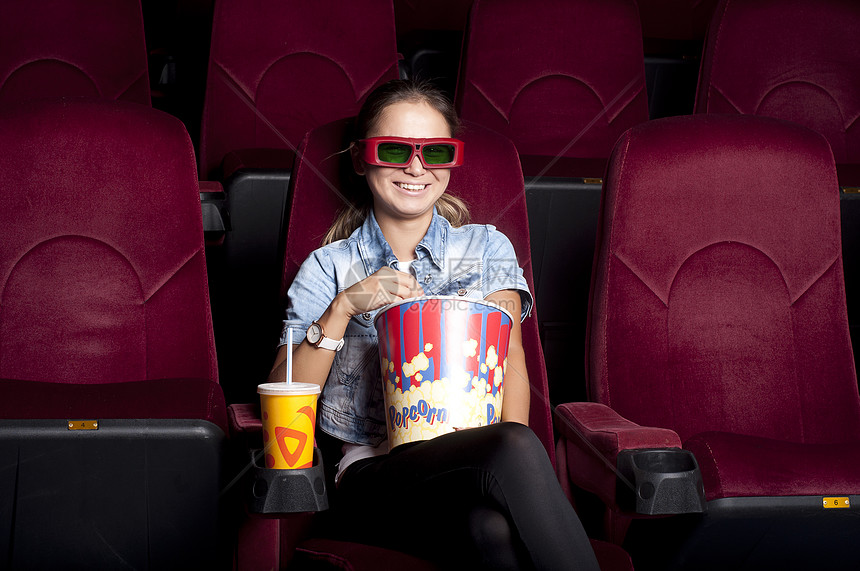 观看电影乐趣闲暇大厅享受夫妻观众成人女性眼镜活动图片