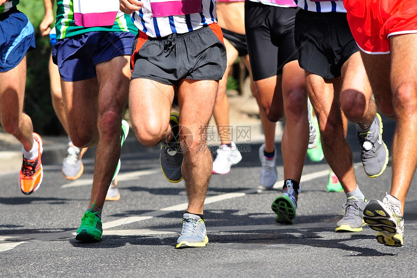 马拉松赛车短跑速度跑步竞赛赛车手慢跑者短裤比赛领导者运动鞋图片