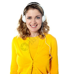 微笑的年轻女子用耳机听音乐立体声青少年女士技术享受成人冒充音乐魅力调谐图片