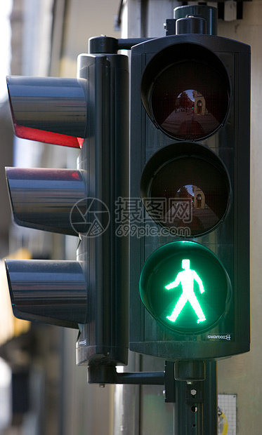 挪威奥斯陆 水肿交通红绿灯外观道路信号灯数字绿灯信号控制路标图片