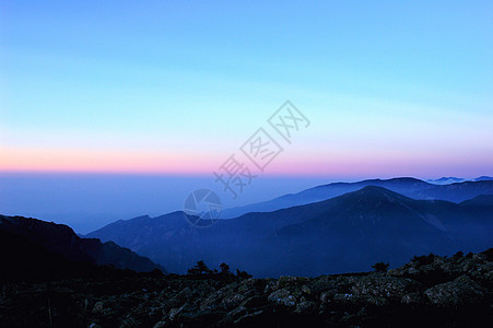 山顶的风景景观多云蓝色戏剧性天堂阴影晴天日落场景地平线日出图片