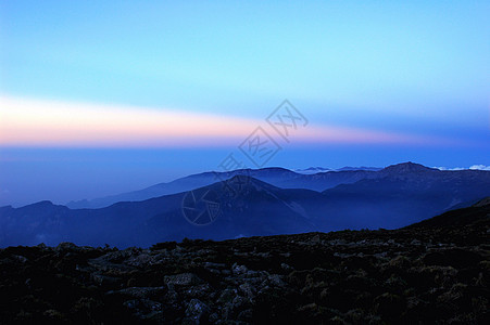 山顶的风景景观阴影阳光日出粉色蓝色日落晴天白色天气天堂图片