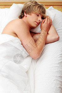 男人睡在他的床上微笑卧室成人床单午睡棉被房间闭眼眼睛男性图片