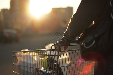 去购物购物中心杂货蓝色超市店铺市场购物车人类天空零售图片