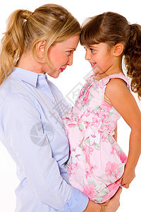 母亲和女儿两人孩子马尾辫两个人拥抱微笑感情成人家庭女孩图片