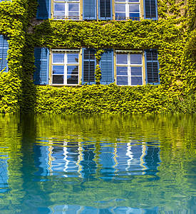 环境概念 在水中反射的绿屋图片