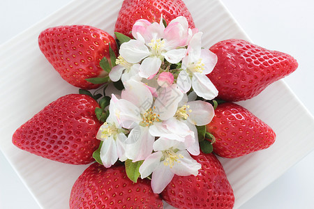 红草莓红色甜点浆果营养食物饮食绿色水果植物白色图片