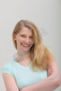 微笑的金色金发女性肖像图片