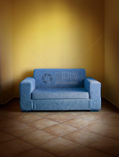 蓝色沙发黄色墙图片