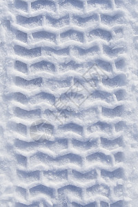 雪中重轮胎轨图片