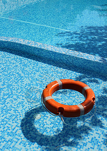 池子和救生员警卫救生圈危险红色帮助情况圆形储蓄者波纹游泳图片