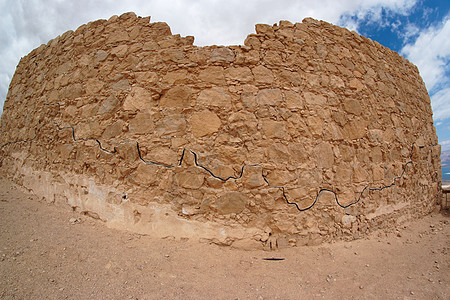对死海附近沙漠中古老堡垒废墟的目光图片