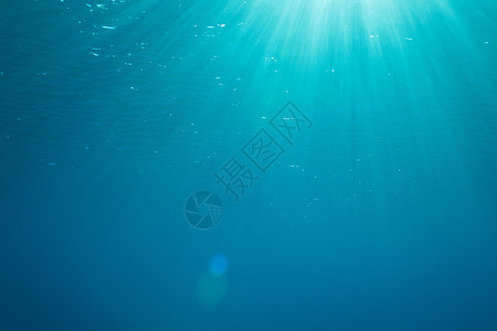 底底的太阳光在水下波浪反射虚幻照片海洋蓝色海景射线阳光游泳图片