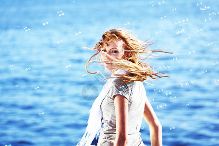 海边金发裙子成人天空自由女性太阳女孩冲浪蓝色海浪图片