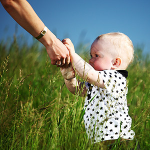 男孩和母亲的手公园微笑蓝色孩子男生女性草地闲暇妈妈婴儿图片