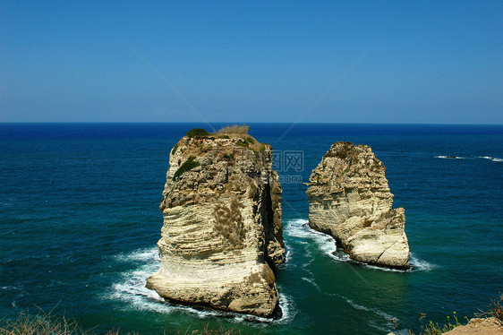 黎巴嫩贝鲁特鸽子岩首都海景悬崖波浪编队假期天空鸽子地标地平线图片