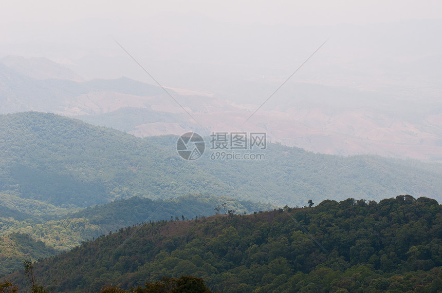 山顶野外日光荒野阴影森林天空场地阴霾绿色蓝色爬坡图片