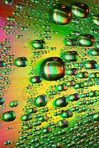 多彩水滴宏观雨水飞沫彩虹液体气泡淋浴反射紫色雨滴图片