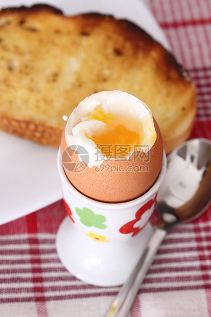 软煮蛋勺子营养美食蛋壳食物棕色杯子早餐桌子饮食图片