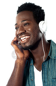 带耳机的年轻人歌曲调谐男生青年音乐微笑男人男性岩石享受图片