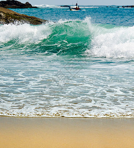 海浪在阳光明媚的一天波纹冲浪海岸线休息皮屑支撑地平线危险蓝色飓风图片