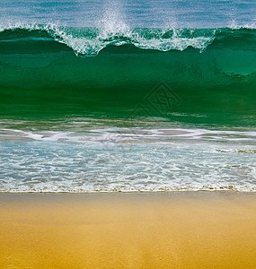 海浪在阳光明媚的一天碰撞洪水天空海景力量溪流波纹泡沫海洋冲浪图片