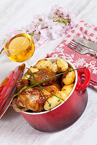 鸡肉和土豆盘子家禽釉面饮食陶瓷烹饪烘焙美食棕色迷迭香图片