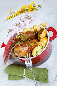 鸡肉和土豆烹饪棕色釉面制品草本植物午餐烘焙饮食迷迭香陶瓷图片