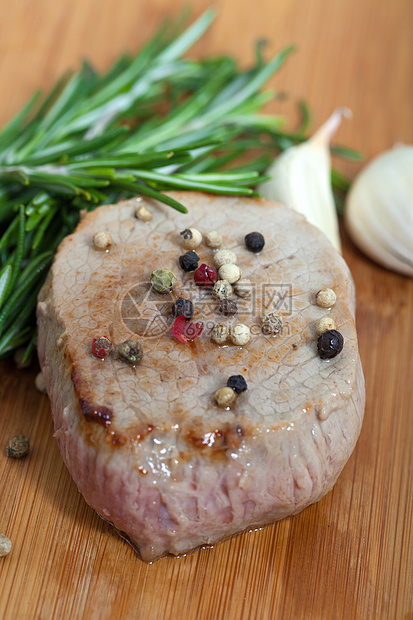 和含牛肉的迷迭香营养饮食屠夫胡椒食物绿色白色香醋午餐餐厅图片