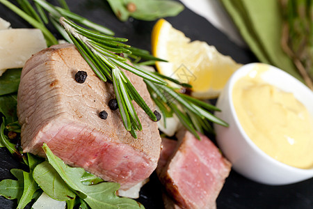 泡菜沙拉和干酪牛肉迷迭香食物红色餐厅营养美食午餐白色饮食绿色图片