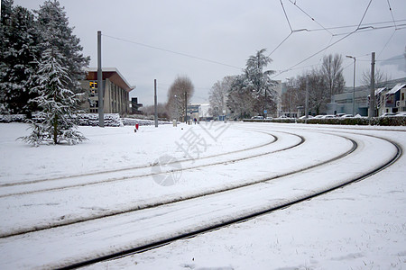 雪层覆盖的铁轨暴风雪降雪美丽街道旅行电缆交通季节场地场景图片