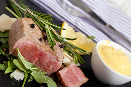 泡菜沙拉和干酪牛肉营养食物白色鱼片香醋饮食迷迭香美食餐厅绿色图片