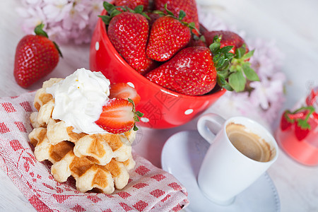 带草莓的松饼浇头水果食物奶油小吃糕点白色粗纱胡扯甜点图片