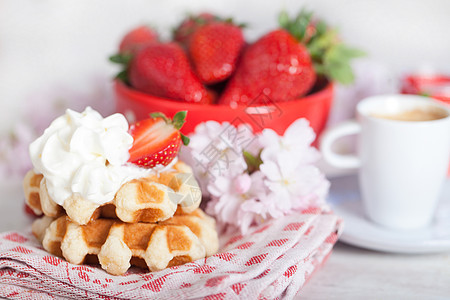 带草莓的松饼美食糕点红色浇头营养饮食奶油食物水果早餐图片