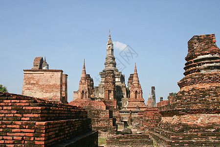 泰国Sukhothai历史公园废墟智慧建筑学文化石头祷告雕像遗产佛塔寺庙图片