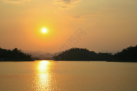 日落在泰国大坝上戏剧性反射涟漪地平线黄色美丽阳光荒野蓝色天空图片