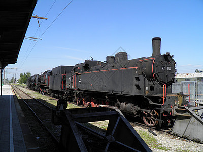 蒸汽发动机机车铁路车站过境运输引擎民众火车图片