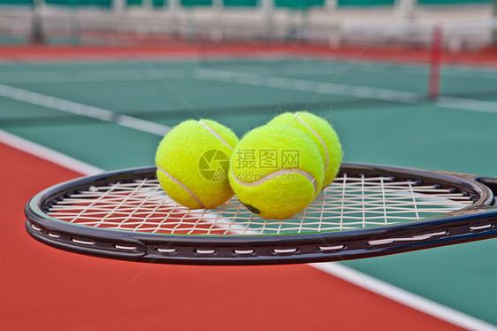 网球竞技场与球和电击玩家体育场球拍法庭服务活动细绳闲暇竞技竞赛图片