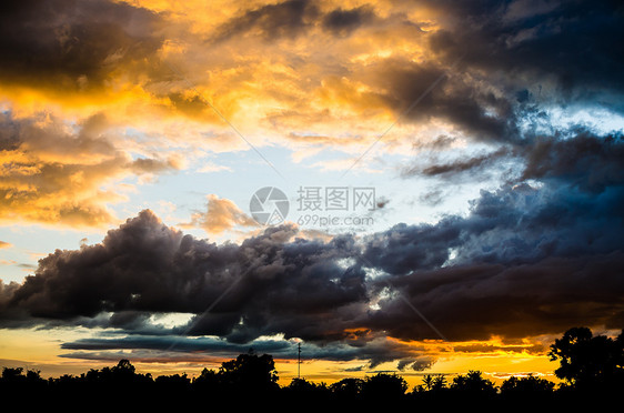 暴雨笼罩着乌云气象天堂气候危险力量天气飓风季节戏剧性天空图片