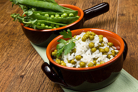 豆子煮饭美食木头刀具桌子烹饪食物蔬菜用餐绿色午餐图片