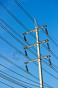 蓝色天空中的电站工业收费工程白色环境公用事业金属电压力量技术图片