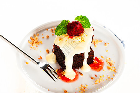 一个盘子 两块巧克力蛋糕 白巧克力花生和稻草蛋糕餐厅美食小吃营养奶油可可艺术生日糕点图片