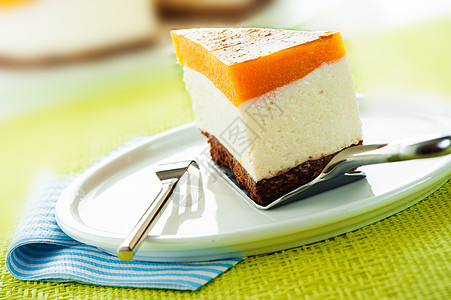 一个芒果奶酪蛋糕 白色背景的芒果芝士蛋糕 作为工作室sho糕点奇异果开心果柠檬杏仁奶油巧克力蛋糕诱惑面粉图片
