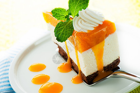一个芒果奶酪蛋糕 白色背景的芒果芝士蛋糕 作为工作室sho面粉盘子饼干杏仁巧克力果汁柠檬蛋糕开心果奇异果图片