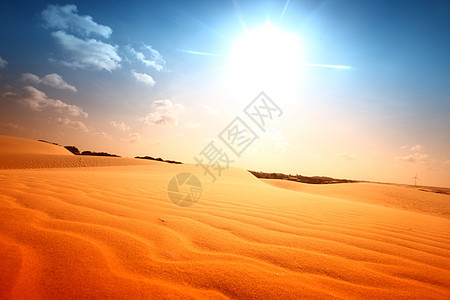 沙漠地区晴天干旱日落游客全景沙漠橙子地形新月形旅游图片