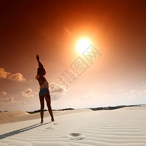 沙漠足迹冒险沙丘通道路线印刷孤独旅行波纹日落时间图片
