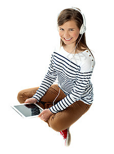 漂亮女孩喜欢听耳机音乐图片